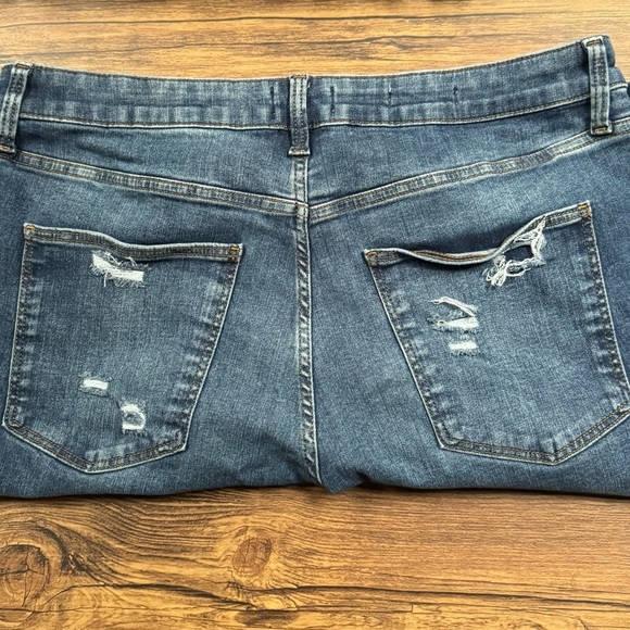 Universal Thread - Picture 2 of 7